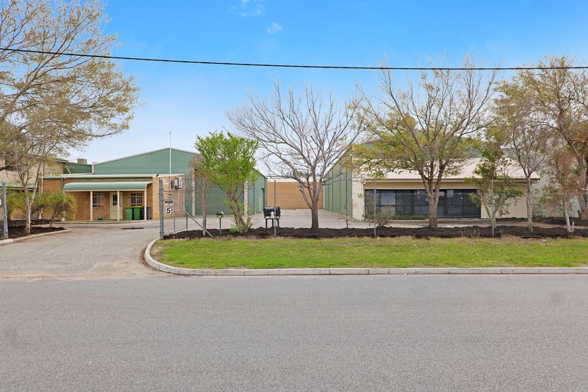 Click to view all images 5-7 Valencia Way Maddington WA 6109 - Image 2