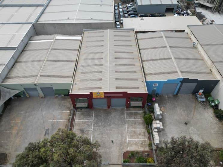 Click to view all images 2/18 Loop Road Werribee VIC 3030 - Image 2