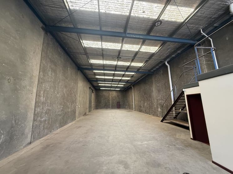 Click to view all images 2/18 Loop Road Werribee VIC 3030 - Image 3