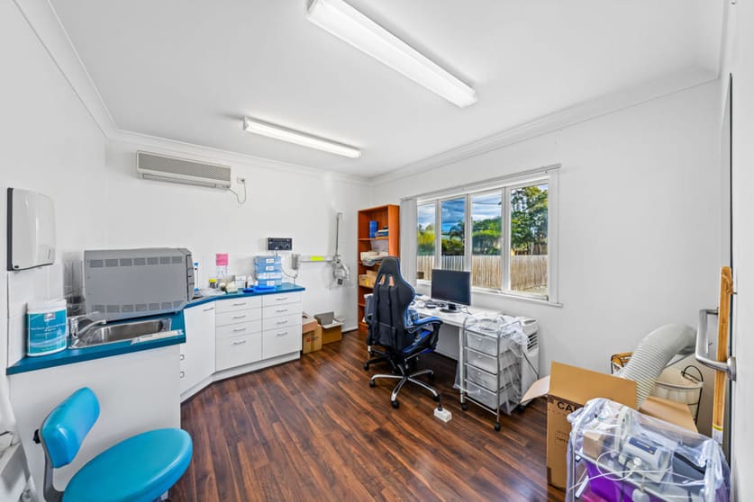 Click to view all images 1858 Logan Road Upper Mount Gravatt QLD 4122 - Image 3