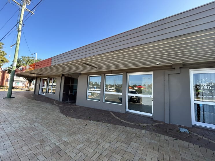 Click to view all images 4 and 5/16 Bideford Street Torquay QLD 4655 - Image 1