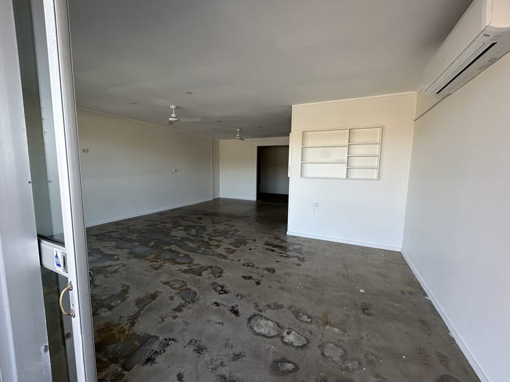 Click to view all images 4 and 5/16 Bideford Street Torquay QLD 4655 - Image 2