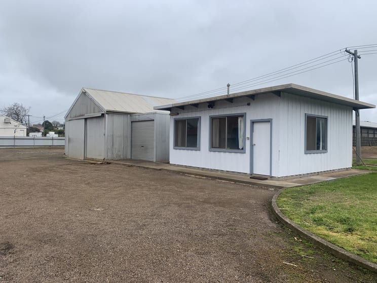 Click to view all images 18-20 Mt Napier Road Hamilton VIC 3300 - Image 1