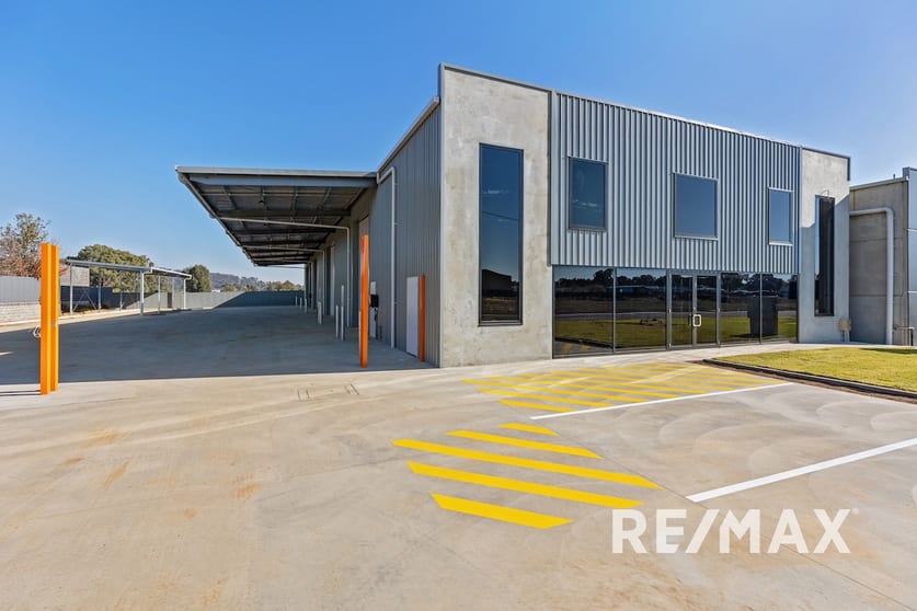 Click to view all images 2/11 Houtman Street Wagga Wagga NSW 2650 - Image 2