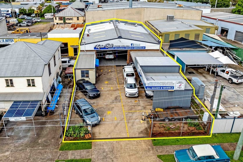 Click to view all images 18 Thorne Street Wynnum QLD 4178 - Image 2