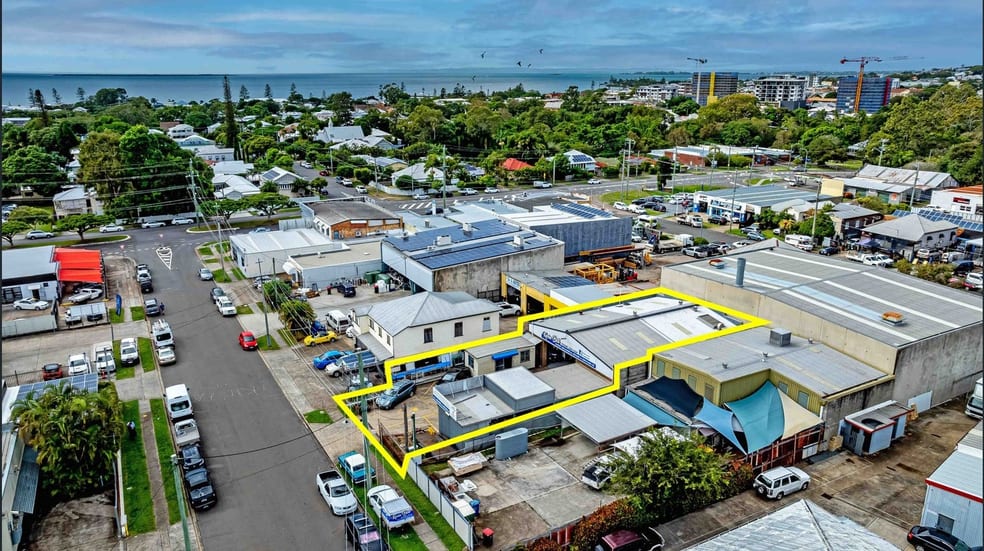 Click to view all images 18 Thorne Street Wynnum QLD 4178 - Image 3