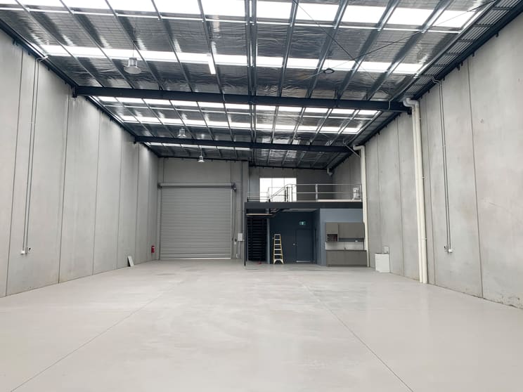 Click to view all images 1/31 Tarmac Way Pakenham VIC 3810 - Image 2
