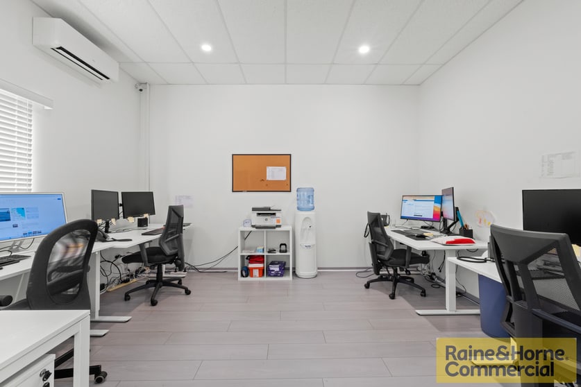 Click to view all images 1/135 Rainbow Street Sandgate QLD 4017 - Image 3