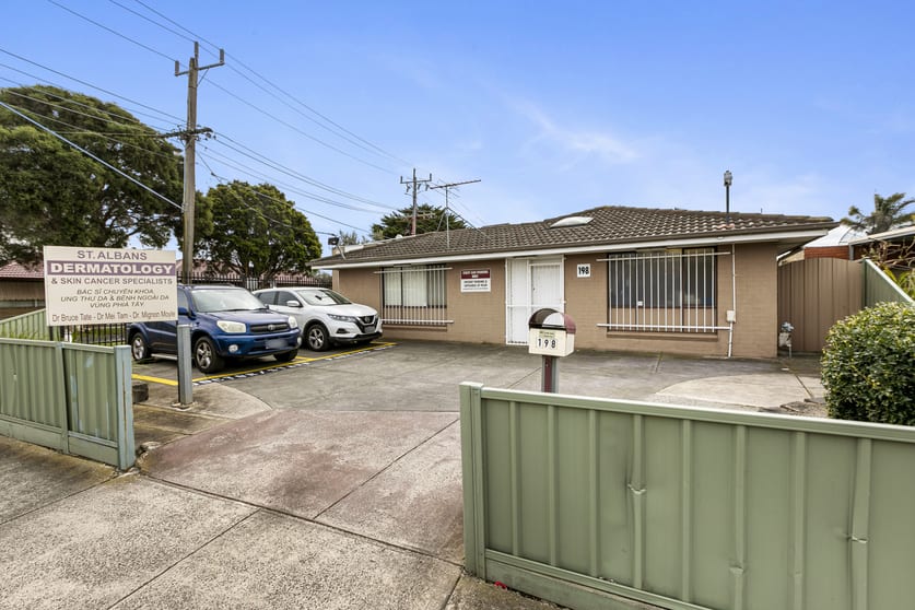 Click to view all images 198 Furlong Road St Albans VIC 3021 - Image 2