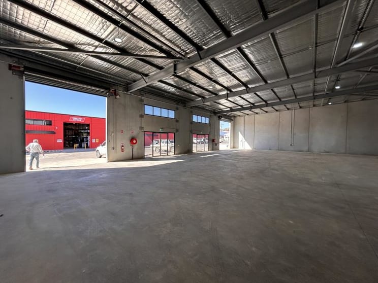 Click to view all images Unit 2/21 Peisley Street Orange NSW 2800 - Image 2