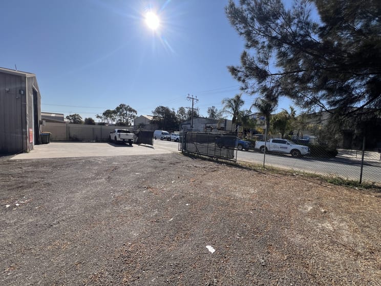 Click to view all images 31-33 York Street Wingfield SA 5013 - Image 3