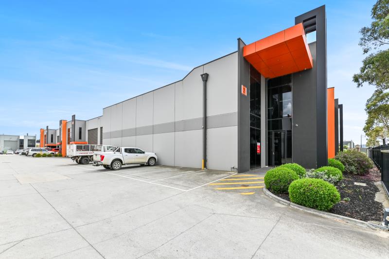 Click to view all images 2 Rawanne Close Pakenham VIC 3810 - Image 3