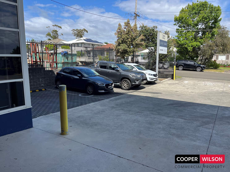 Click to view all images 8 Woodfield Boulevard Caringbah NSW 2229 - Image 3