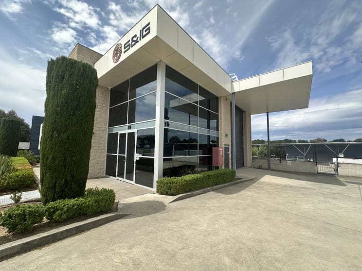 Click to view all images Unit Whole building/19 Wormald Street Symonston ACT 2609 - Image 2
