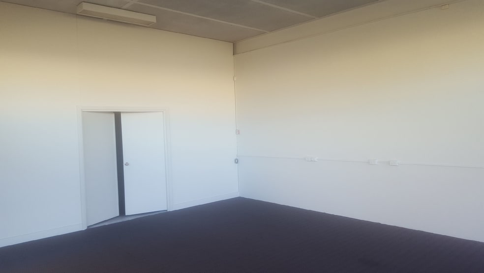 Click to view all images 1/18 Port Kembla Drive Bibra Lake WA 6163 - Image 3