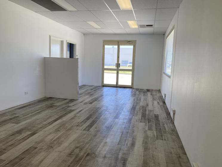 Click to view all images 4/17 Casino Street Welshpool WA 6106 - Image 3