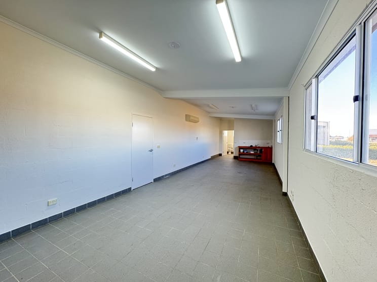 1/18 Holland Road Polo Flat NSW 2630 - Image 2