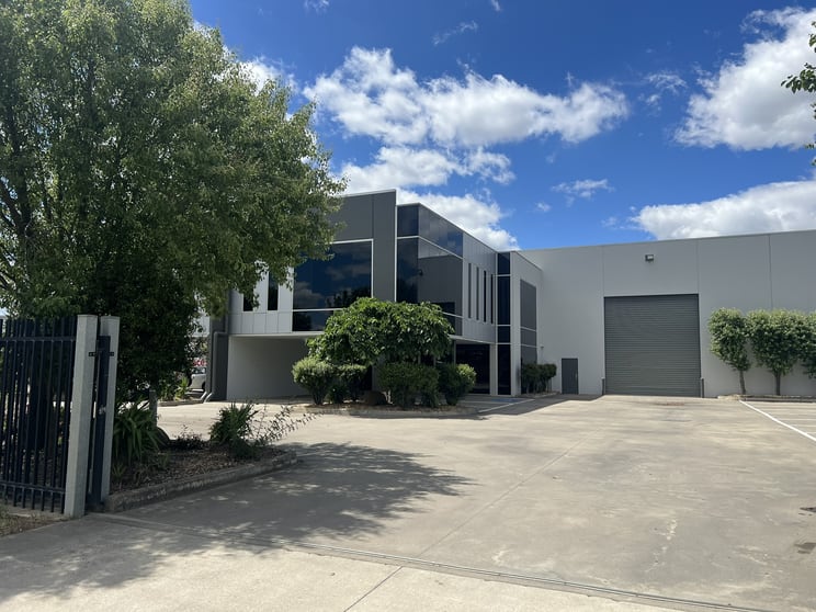Click to view all images 15 Caravan Street Wendouree VIC 3355 - Image 3