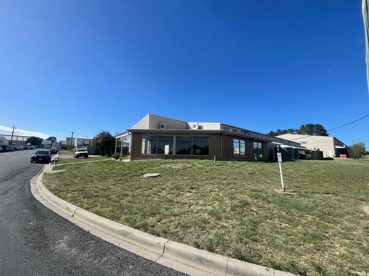 Click to view all images 2 Sleigh Place Hume ACT 2620 - Image 1
