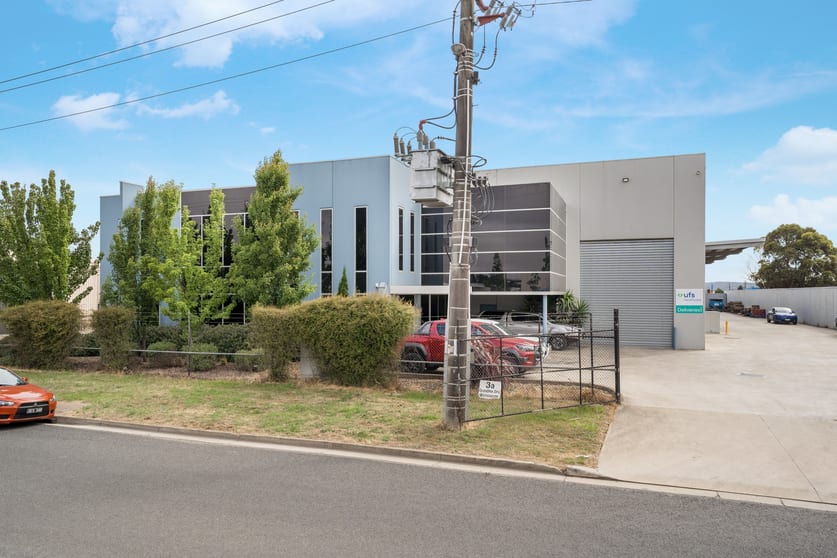 Click to view all images 3A Grandlee Drive Wendouree VIC 3355 - Image 2