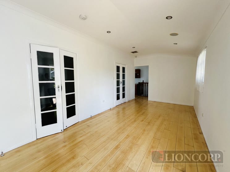 Click to view all images Red Hill QLD 4059 - Image 2