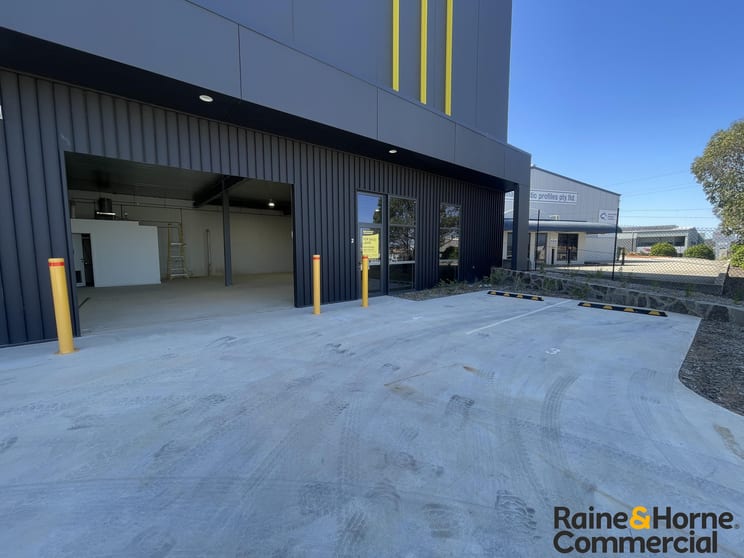 Click to view all images 2/2 Dominion Place Queanbeyan NSW 2620 - Image 1