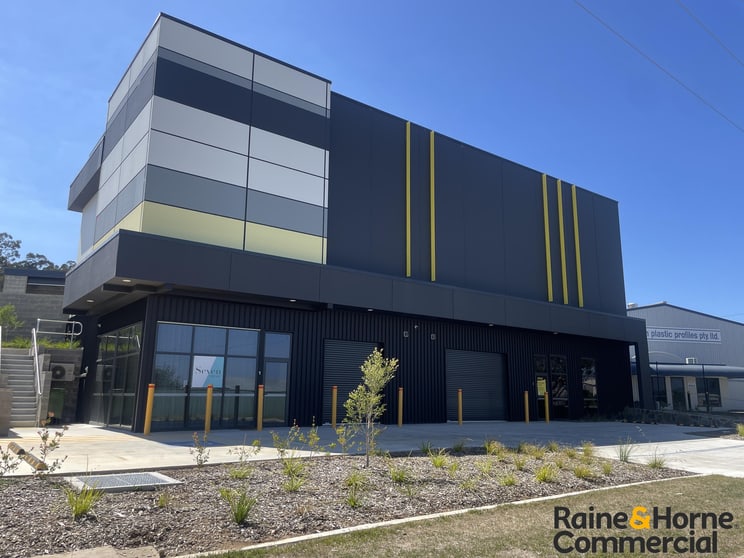 Click to view all images 2/2 Dominion Place Queanbeyan NSW 2620 - Image 2