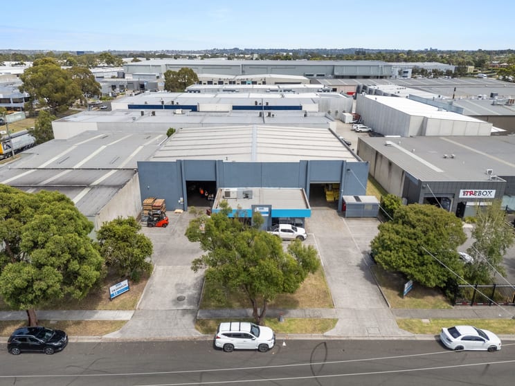 Click to view all images 52 Gilbert Park Drive Knoxfield VIC 3180 - Image 2