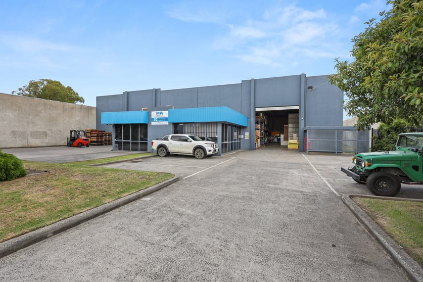 Click to view all images 52 Gilbert Park Drive Knoxfield VIC 3180 - Image 3
