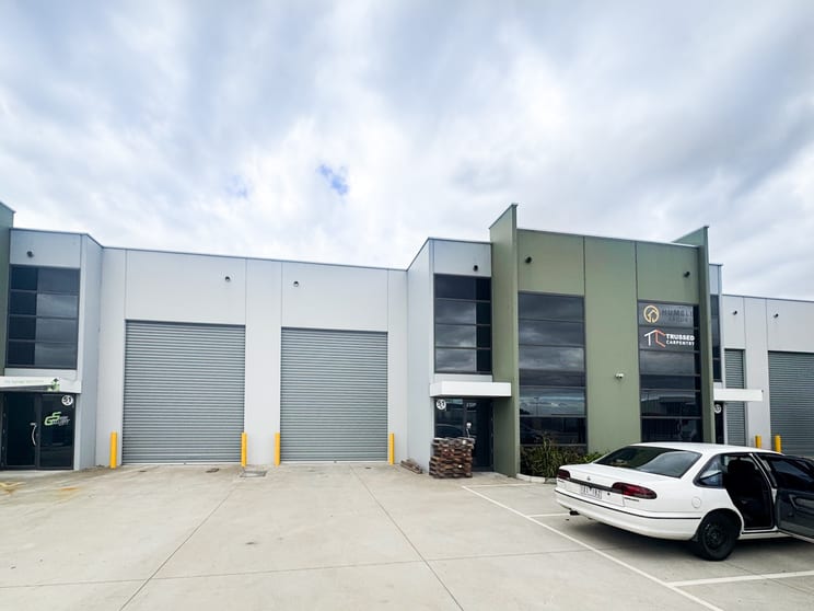 Click to view all images 51B Peet Street Pakenham VIC 3810 - Image 1