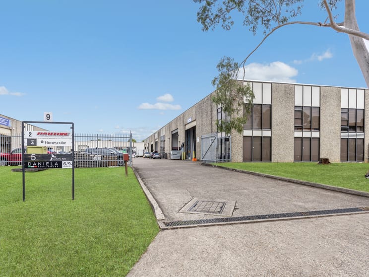 Click to view all images 4/9 Hume Road Smithfield NSW 2164 - Image 1