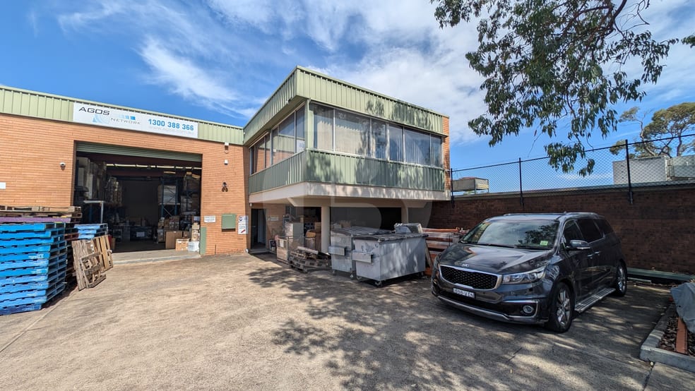 Click to view all images 2/4 PRINCE WILLIAM DRIVE Seven Hills NSW 2147 - Image 1