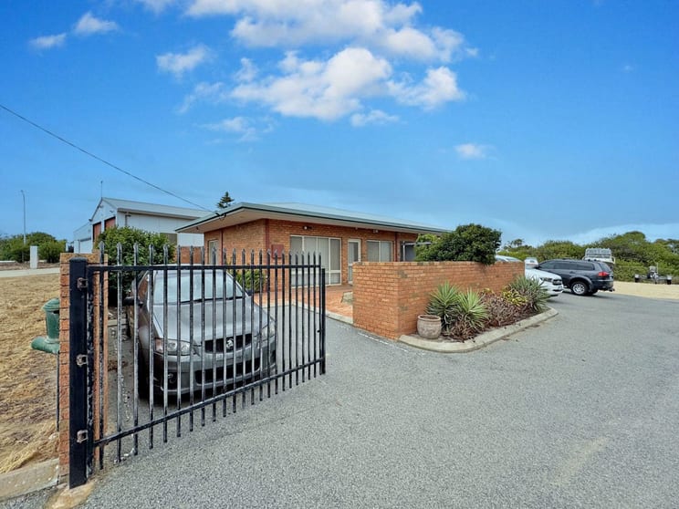 4 Glenrothes Crescent Yanchep WA 6035 - Image 2