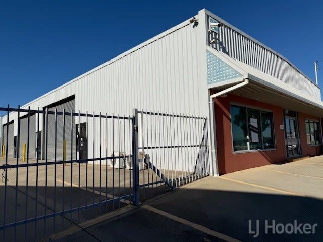 Click to view all images 38 Aurora Avenue Queanbeyan East NSW 2620 - Image 3