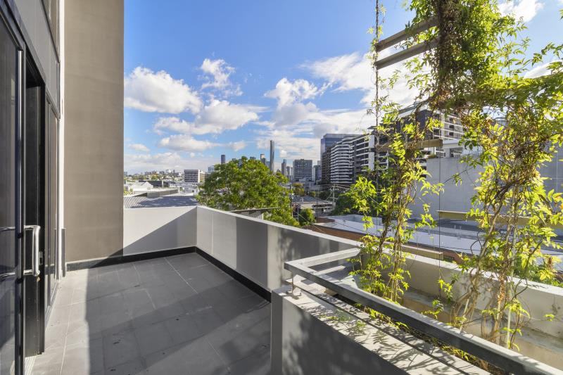 Click to view all images Level 3 & 4, 5 Kyabra Street Newstead QLD 4006 - Image 3