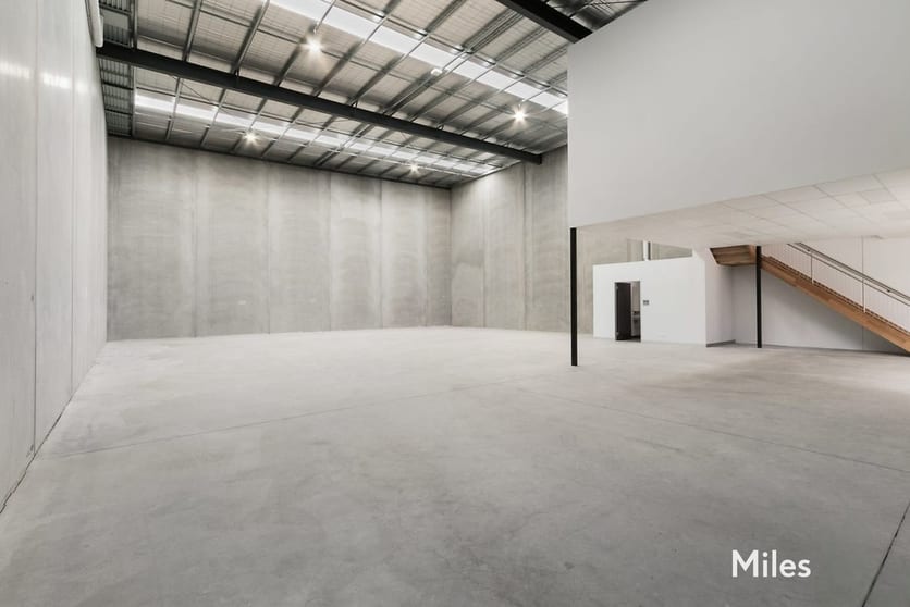 Click to view all images 2/10 Graystone Court Epping VIC 3076 - Image 2