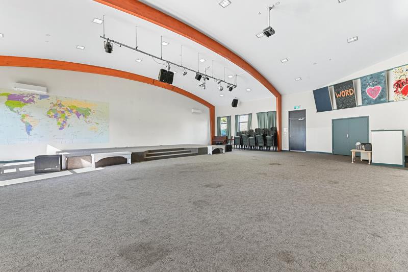 Click to view all images 28 Mirrabook Court Berwick VIC 3806 - Image 2