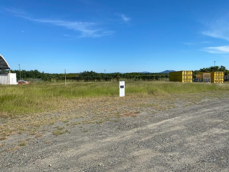 Click to view all images 2 Mount Bassett Cemetery Road Mackay Harbour QLD 4740 - Image 2