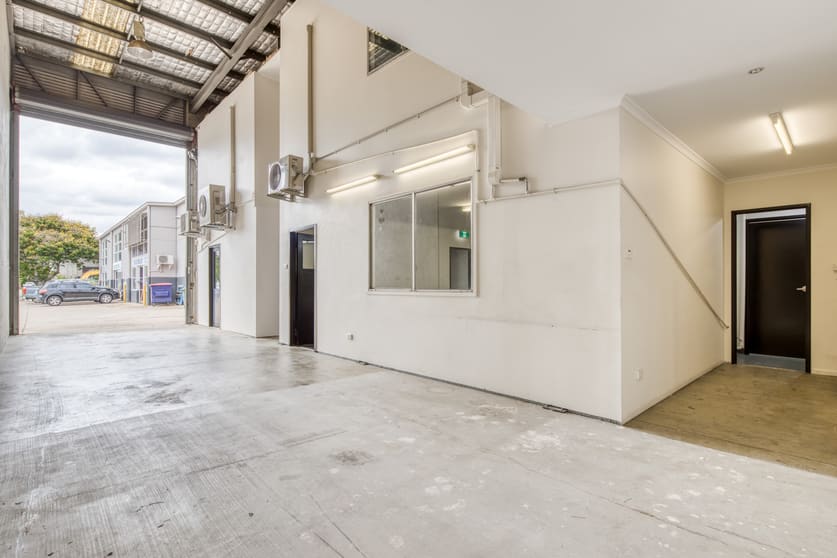 Click to view all images 2/9 Stockwell Place Archerfield QLD 4108 - Image 3