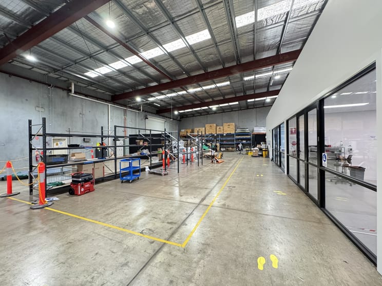 Click to view all images 8 Phillip Court Port Melbourne VIC 3207 - Image 3