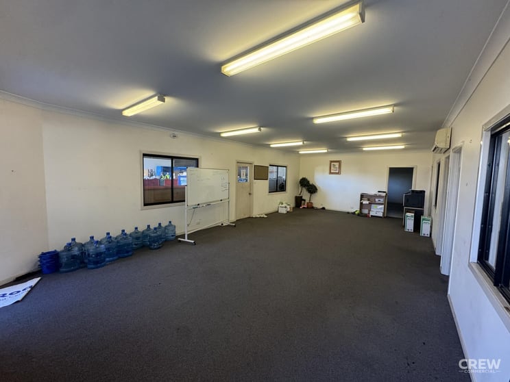 Click to view all images 33 Nealdon Drive Meadowbrook QLD 4131 - Image 3