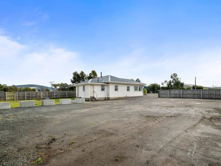 Click to view all images 102 Kennedy Drive Cambridge TAS 7170 - Image 2