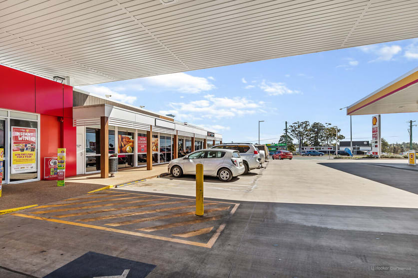 Click to view all images 2/348 Alderley Street Kearneys Spring QLD 4350 - Image 3