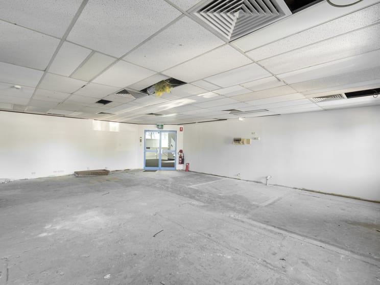 Click to view all images 4/300 Queen Street Campbelltown NSW 2560 - Image 2