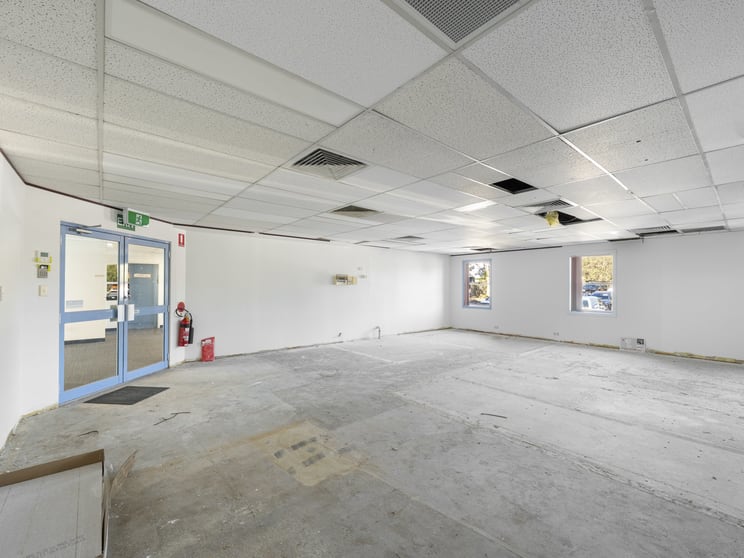 Click to view all images 4/300 Queen Street Campbelltown NSW 2560 - Image 3