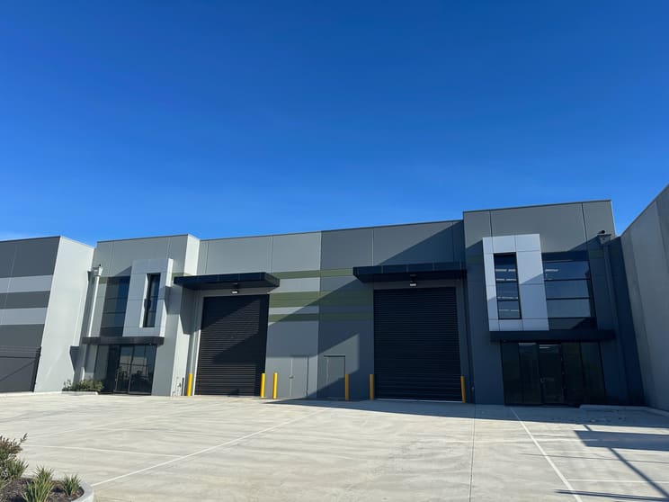 Click to view all images 5 Furlong Cranbourne West VIC 3977 - Image 1