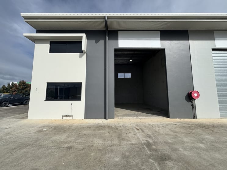 Click to view all images 1/1-3 Airlie Street Redland Bay QLD 4165 - Image 2
