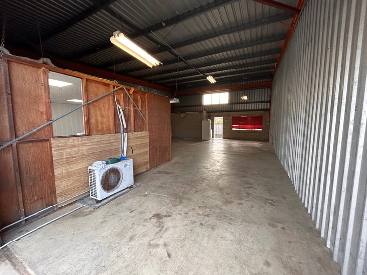 Click to view all images 2/76 Andrew Street Wynnum QLD 4178 - Image 2