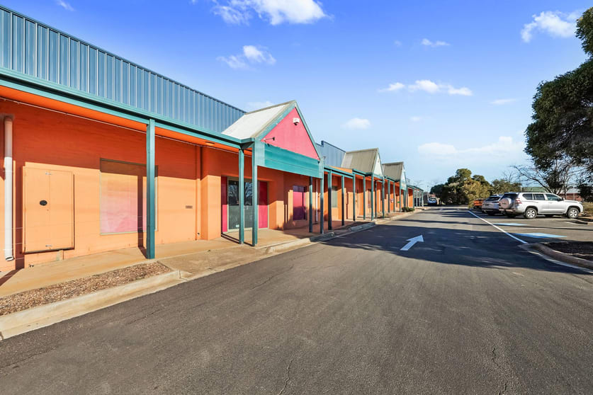 Click to view all images 3 Clifton Drive Bacchus Marsh VIC 3340 - Image 2
