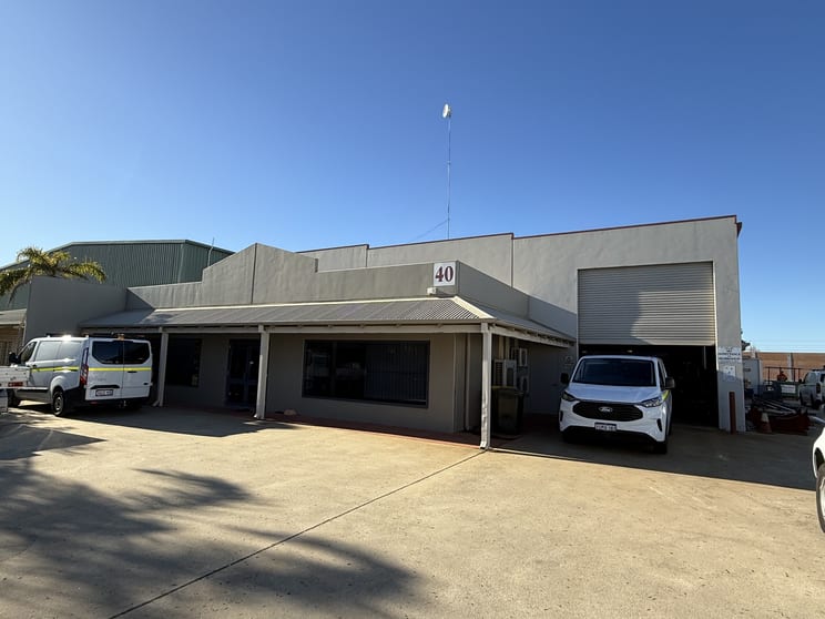 Click to view all images 40 Sorbonne Crescent Canning Vale WA 6155 - Image 1
